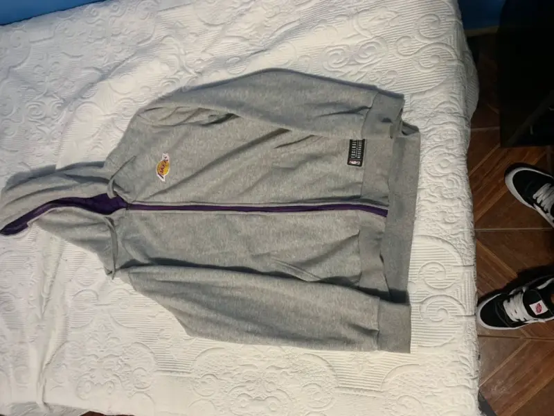 Polerón gris con capucha NBA