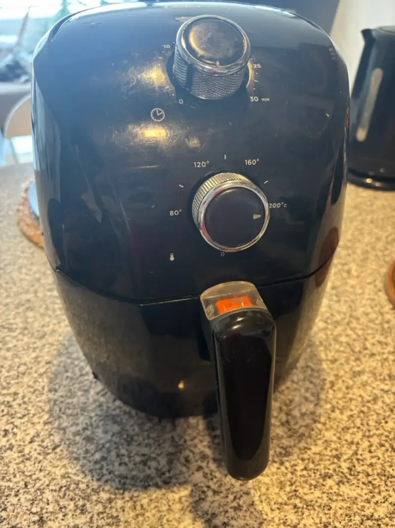 Freidora de aire Oster negra compacta - 4