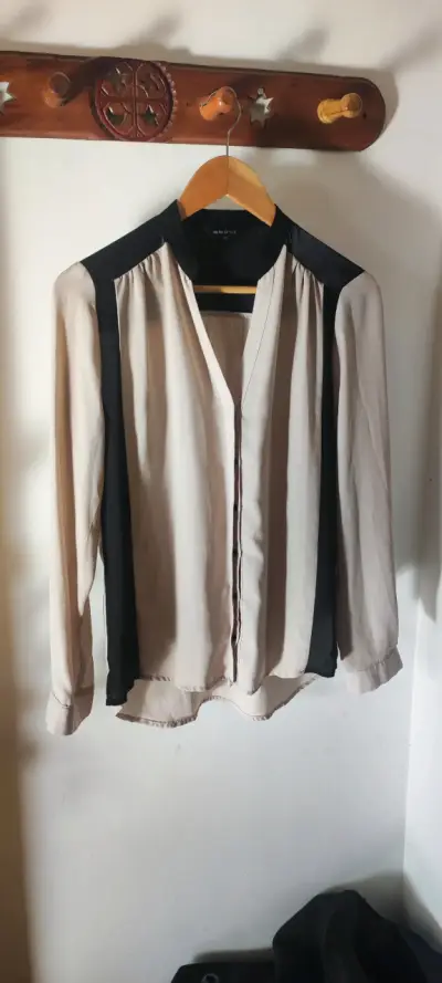 Blusa beige con detalles negros - miniatura 1