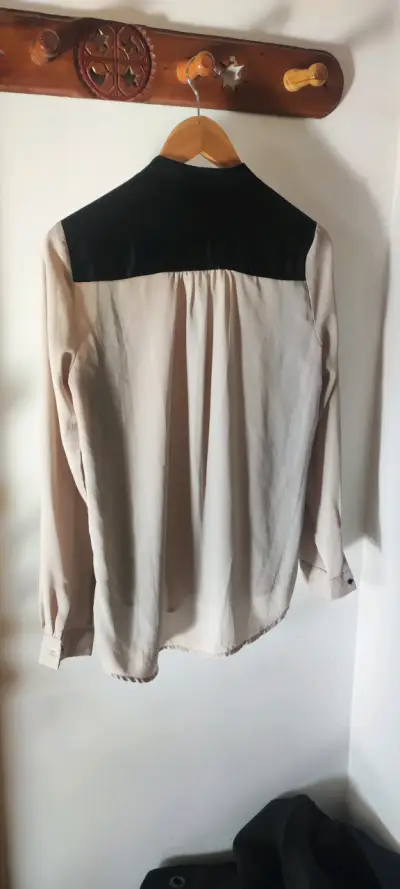Blusa beige con detalles negros - miniatura 2