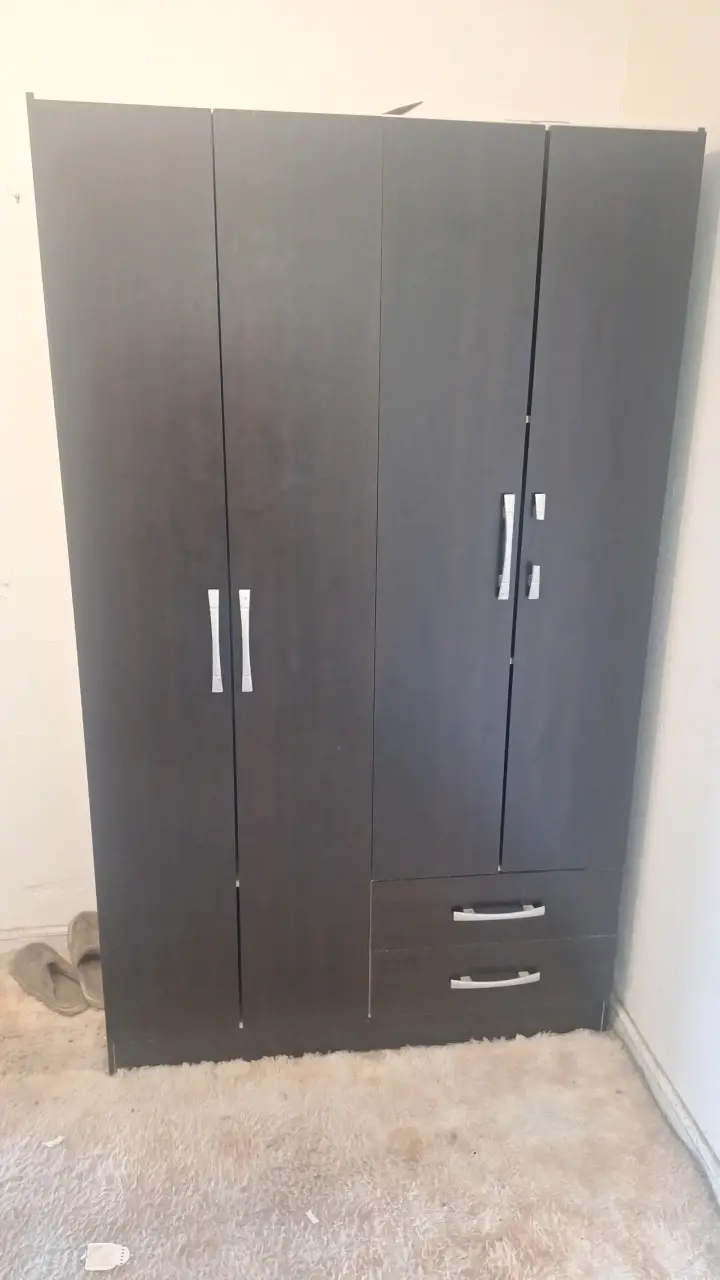 Clóset de madera con cajones - 2