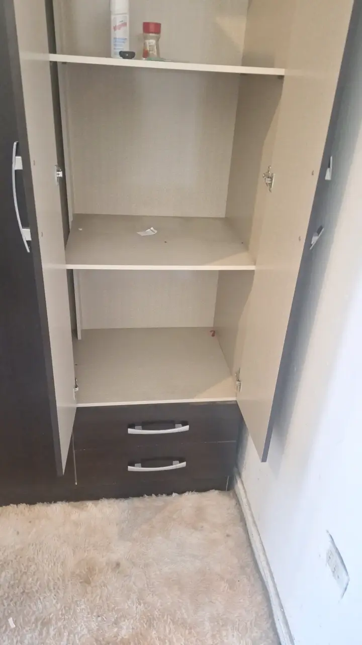 Clóset de madera con cajones - 3