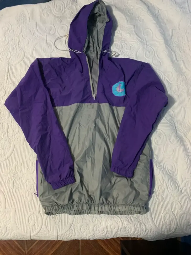 Cortavientos morado y gris