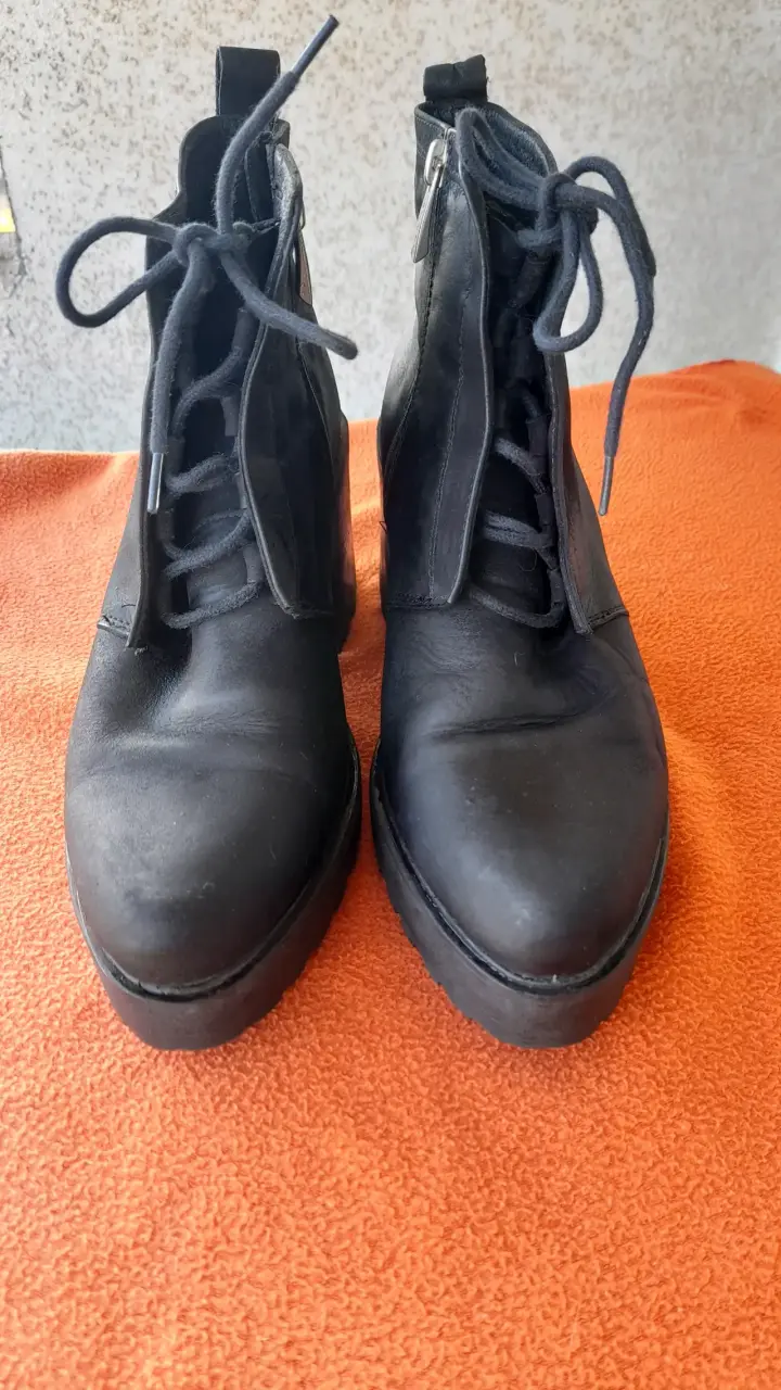 Botines negros de cuero - 1