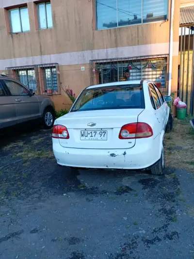 Auto compacto Chevrolet blanco - miniatura 1