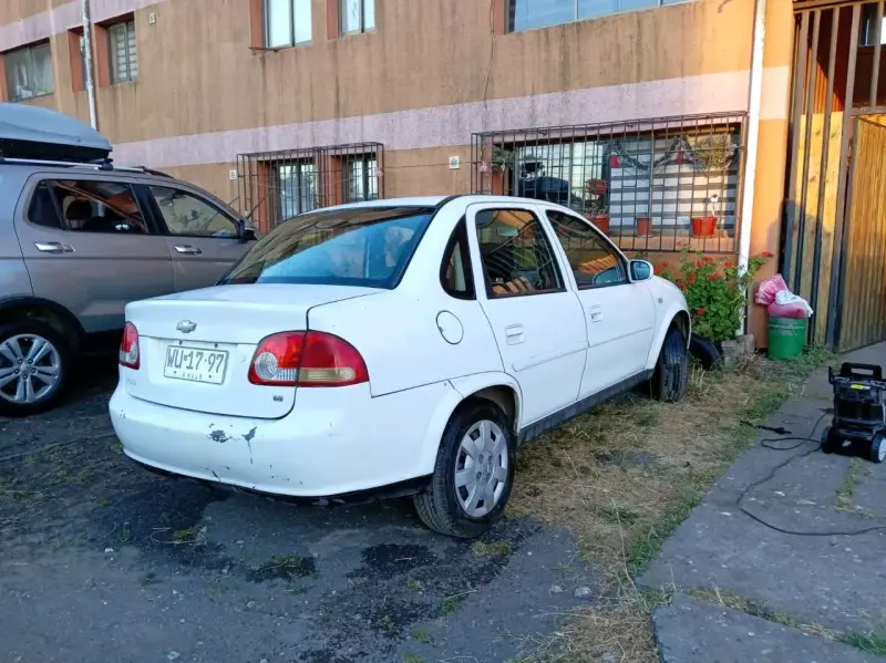 Auto compacto Chevrolet blanco - 2