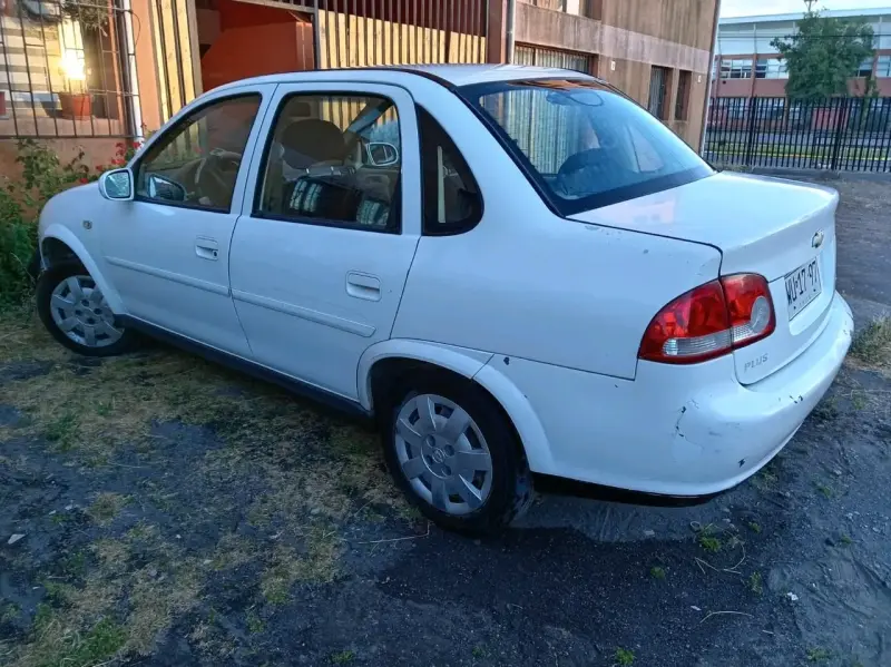 Auto compacto Chevrolet blanco - 3