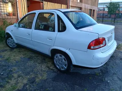 Auto compacto Chevrolet blanco - miniatura 3