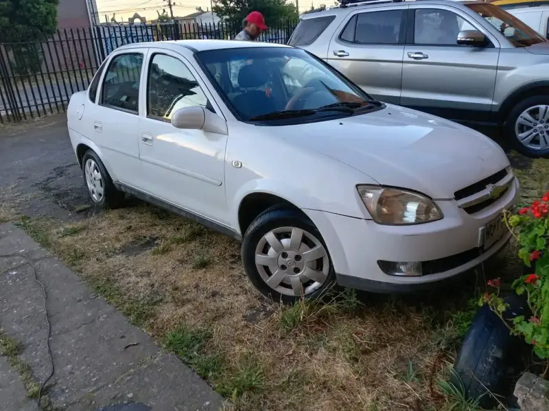 Auto compacto Chevrolet blanco - 4