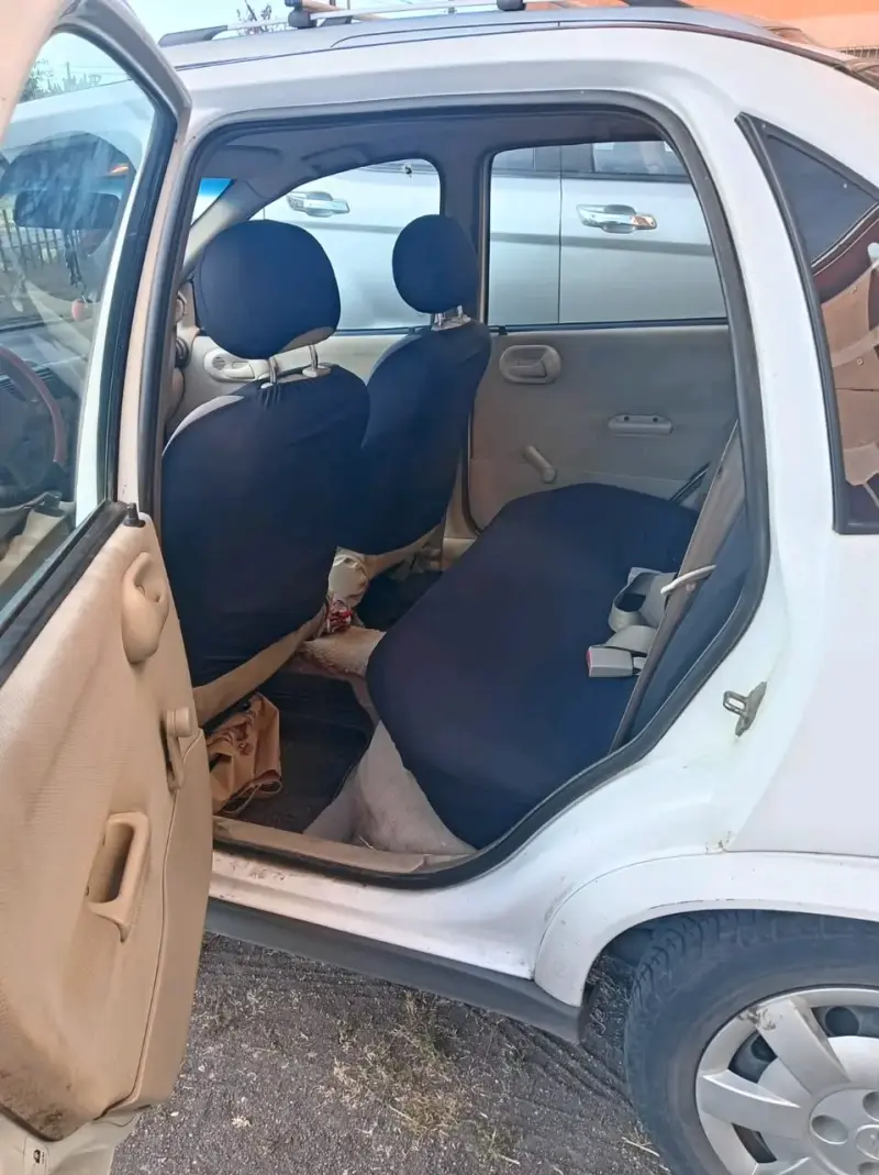 Auto compacto Chevrolet blanco - 5