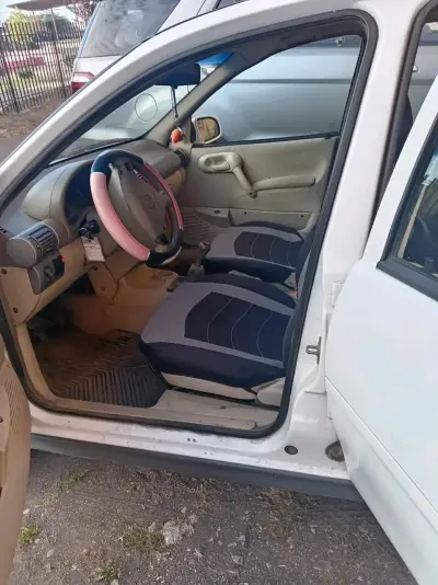 Auto compacto Chevrolet blanco - miniatura 6