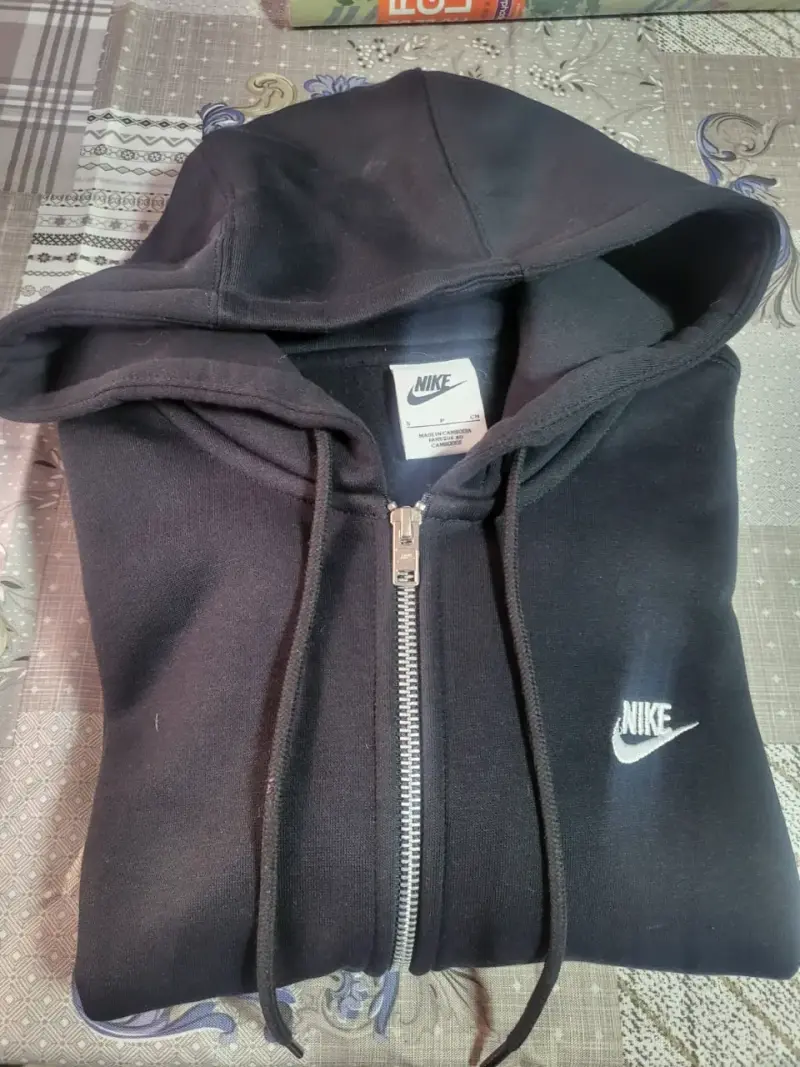 Polerón negro Nike con cierre