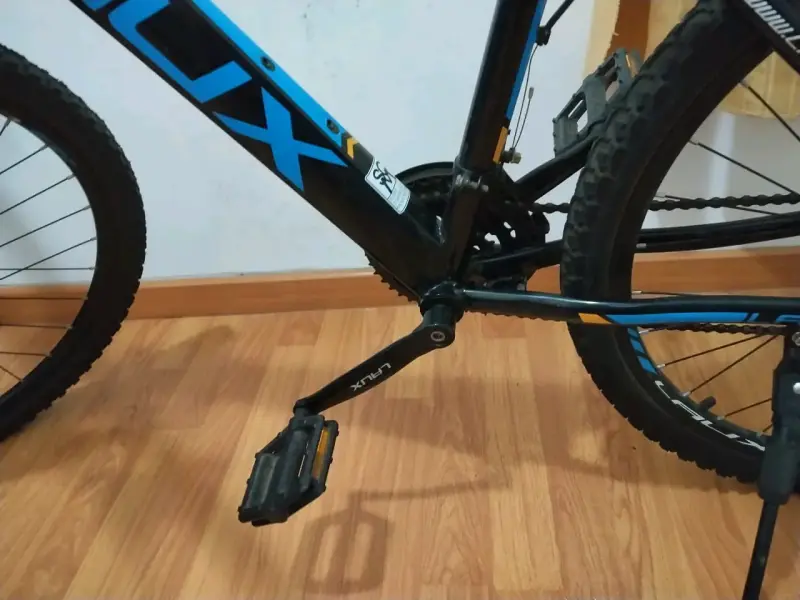 Bicicleta montaña negra y azul - 1