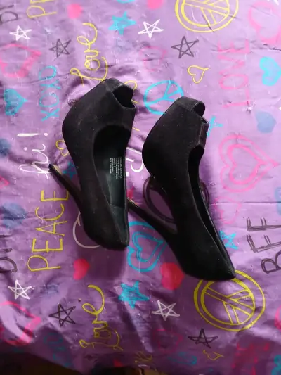 Tacones negros elegantes - miniatura 1