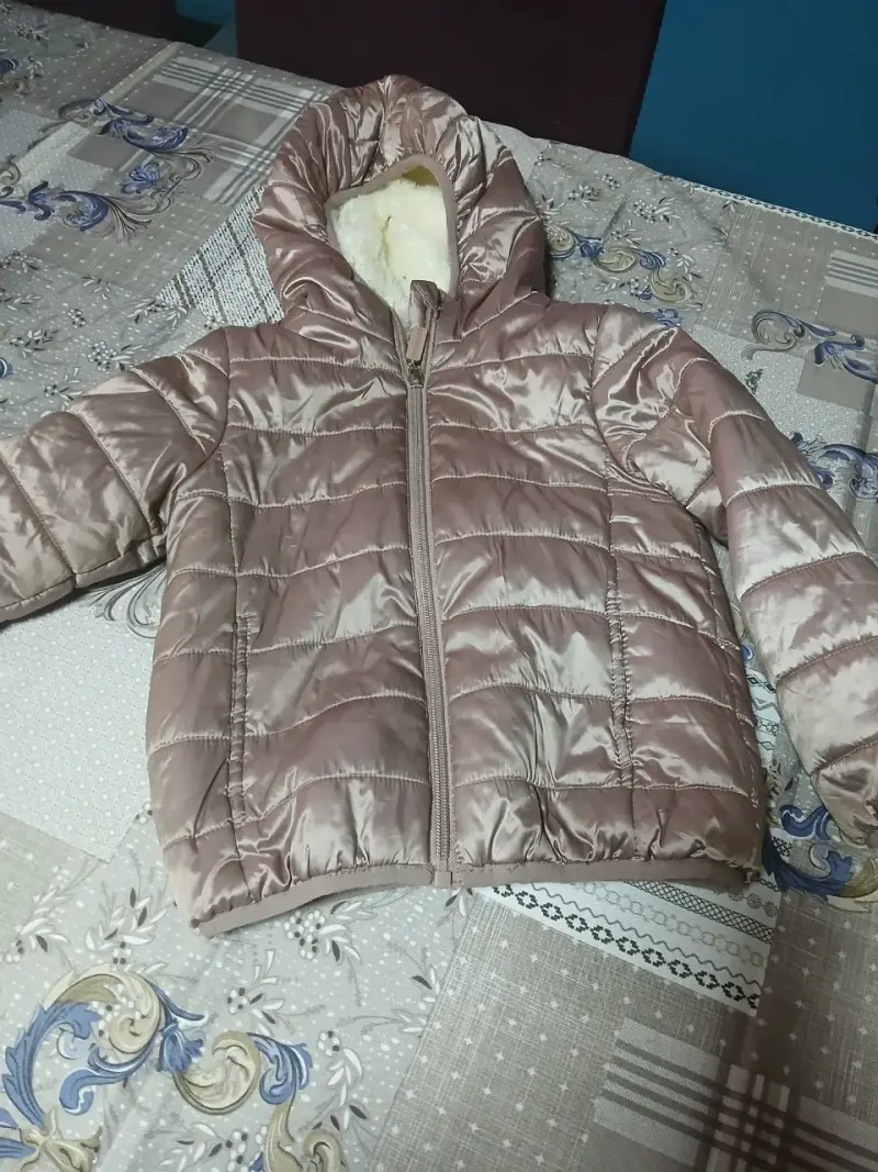 Chaqueta acolchada beige con capucha