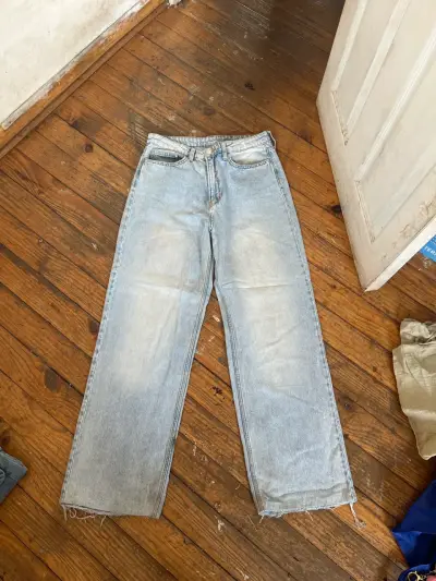 Jeans azul claro desgastados - miniatura 1