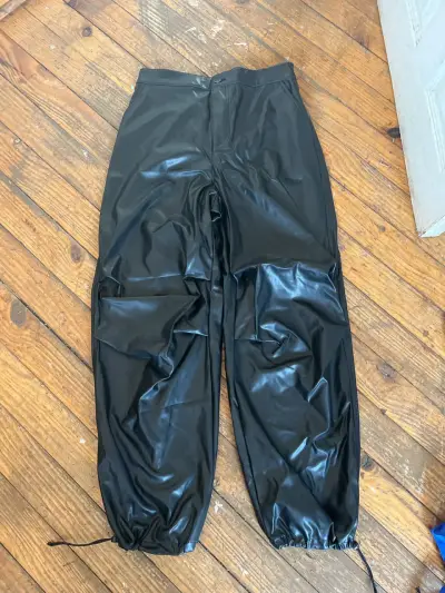 Pantalones negros de cuero sintético - miniatura 1