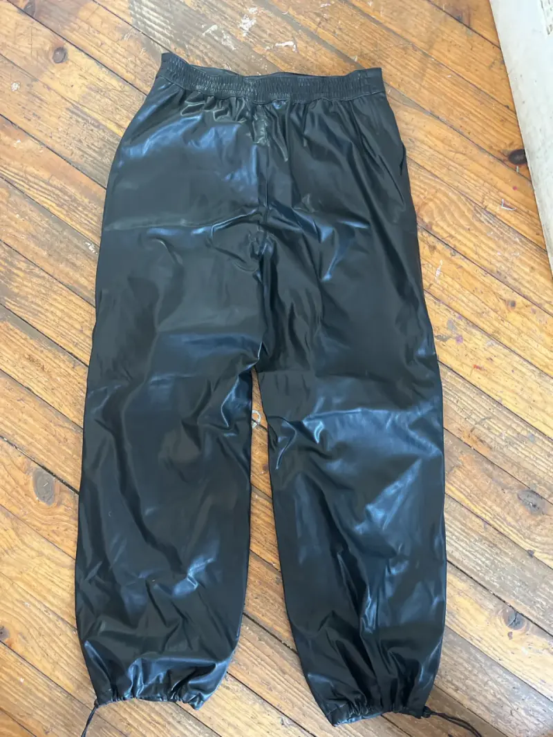 Pantalones negros de cuero sintético - 2