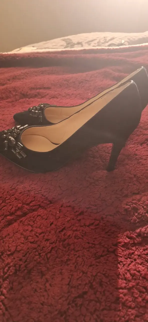 Zapatos de tacón negro elegante y zapatos dorados - 1