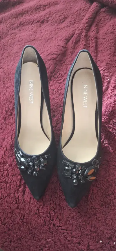 Zapatos de tacón negro elegante y zapatos dorados - miniatura 2
