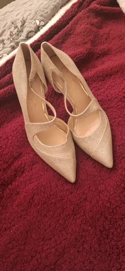 Zapatos de tacón negro elegante y zapatos dorados - miniatura 3