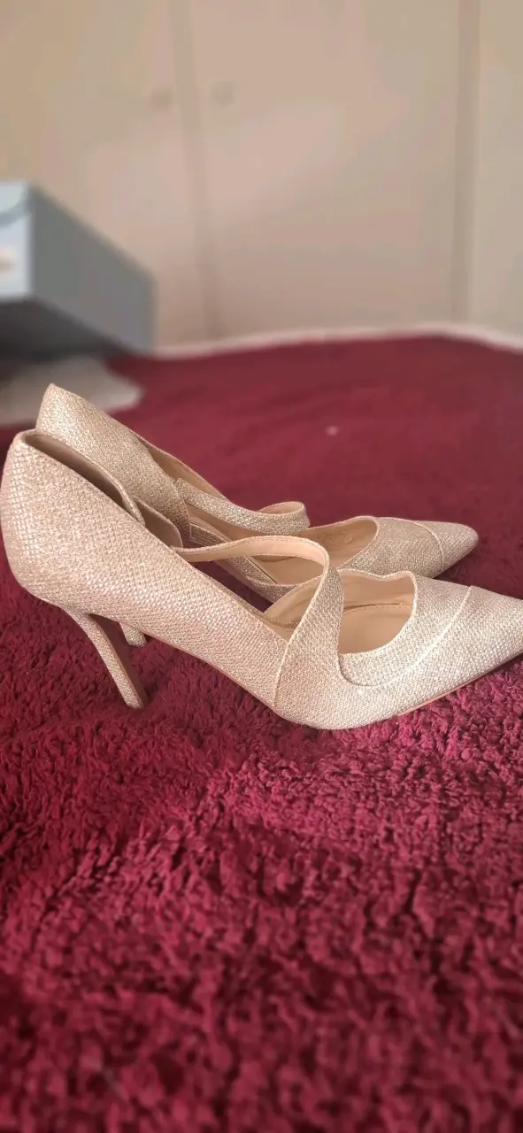Zapatos de tacón negro elegante y zapatos dorados - 4