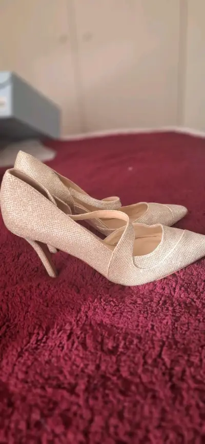 Zapatos de tacón negro elegante y zapatos dorados - miniatura 4