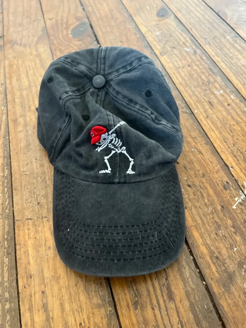 Gorra negra con diseño esqueleto - 1