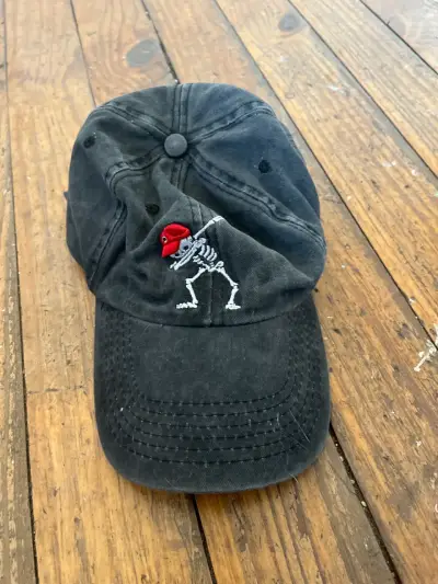 Gorra negra con diseño esqueleto - miniatura 1