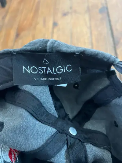 Gorra negra con diseño esqueleto - miniatura 2