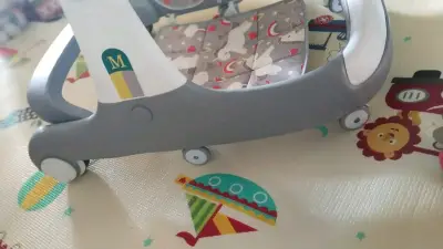 Coche de bebé desmontado con accesorios - miniatura 2