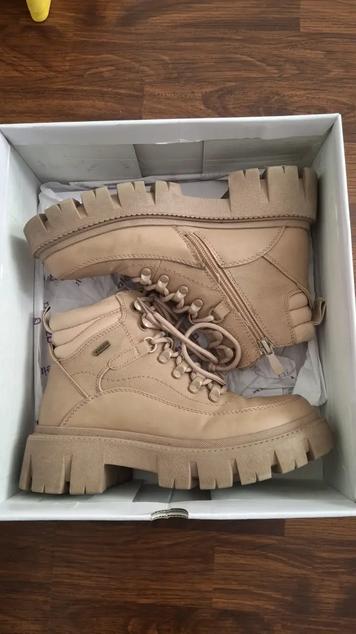 Botas beige con cierre lateral