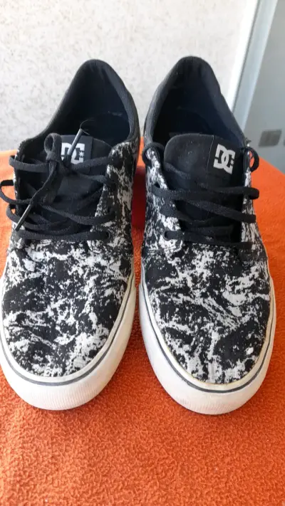 Zapatillas DC negras estampadas - miniatura 1