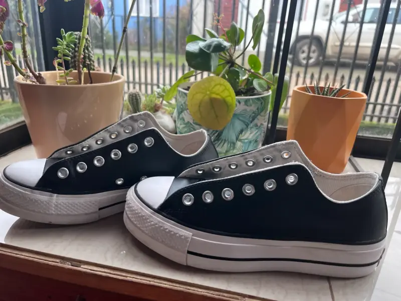 Zapatillas negras sin cordones - 1