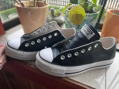 Zapatillas negras sin cordones - miniatura 3