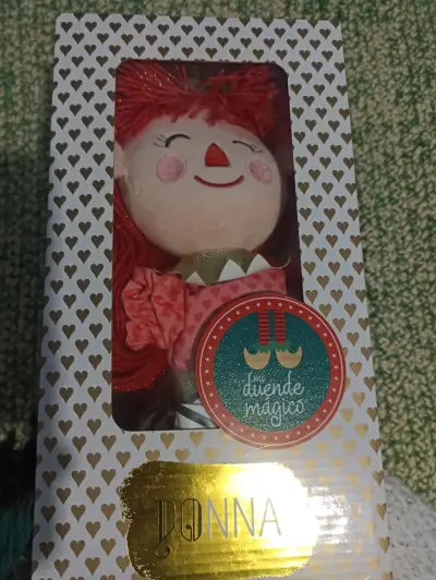 Muñeca 'Mi duende mágico' roja - miniatura 1