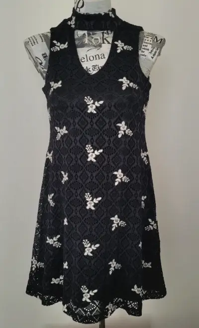 Vestido negro corto de encaje floral - miniatura 1