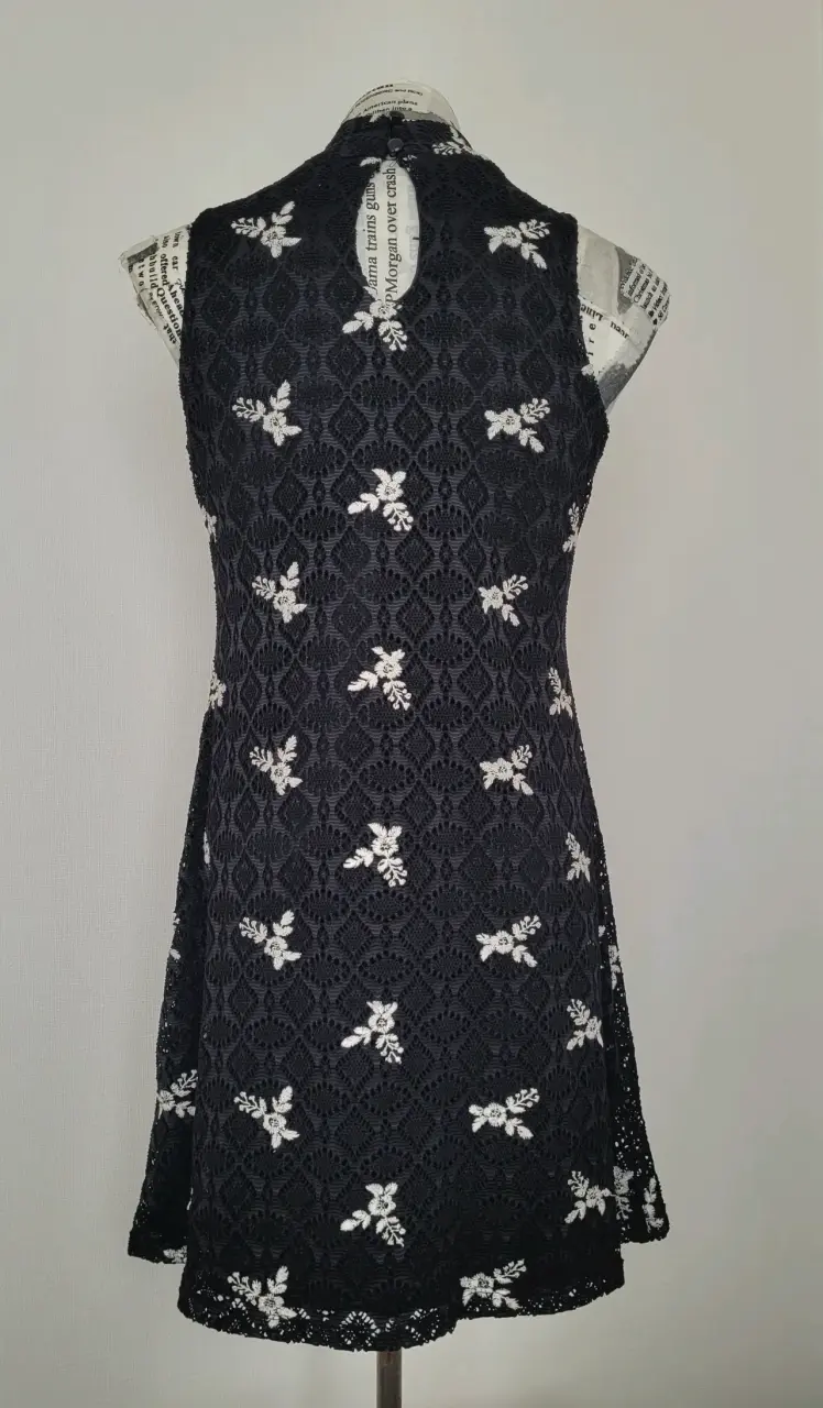 Vestido negro corto de encaje floral - 2