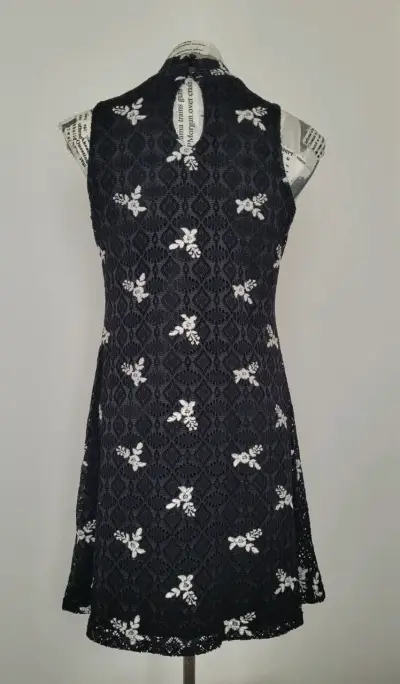 Vestido negro corto de encaje floral - miniatura 2