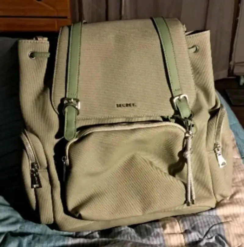 Mochila verde con bolsillos