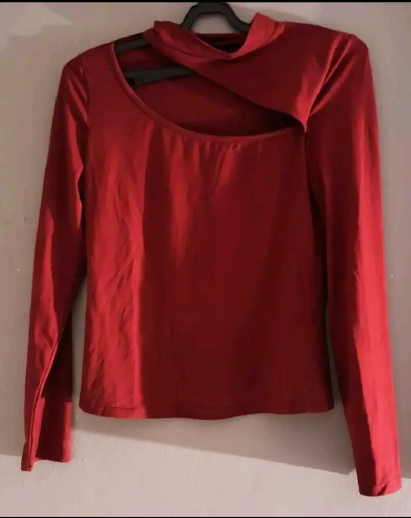 Polera roja con diseño cruzado - 1