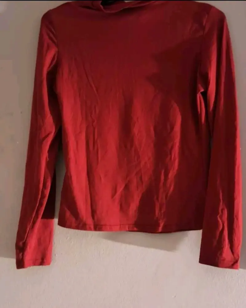 Polera roja con diseño cruzado - 2