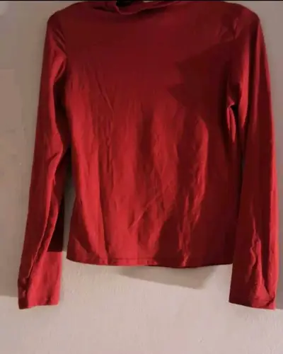 Polera roja con diseño cruzado - miniatura 2