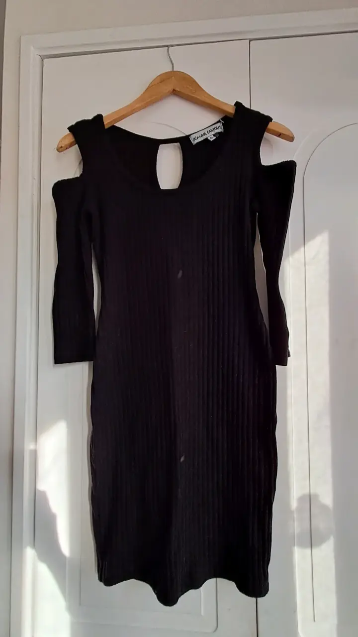 Vestido negro con hombros descubiertos - 1