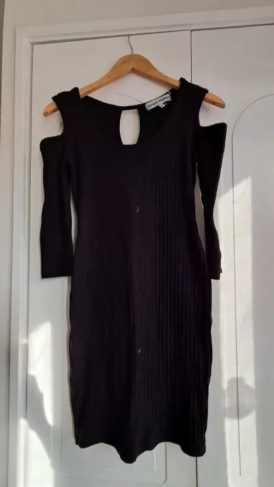 Vestido negro con hombros descubiertos - miniatura 1