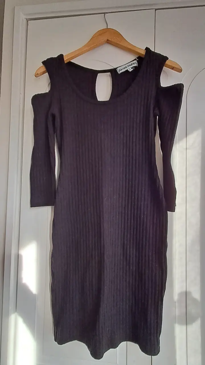 Vestido negro con hombros descubiertos - 2