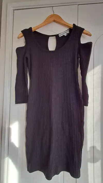 Vestido negro con hombros descubiertos - miniatura 2