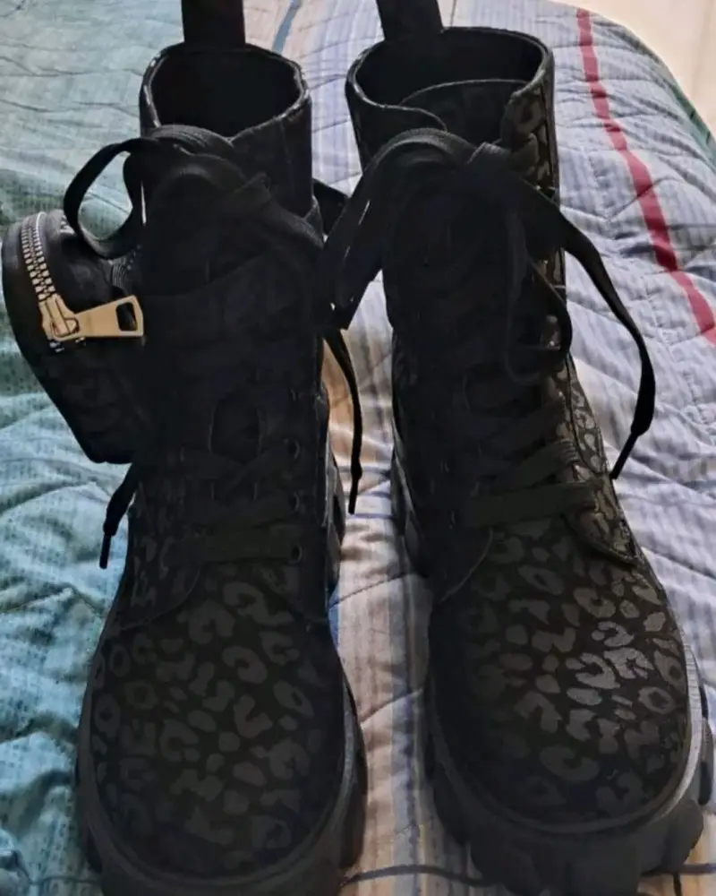 Botas negras con estampado - 1