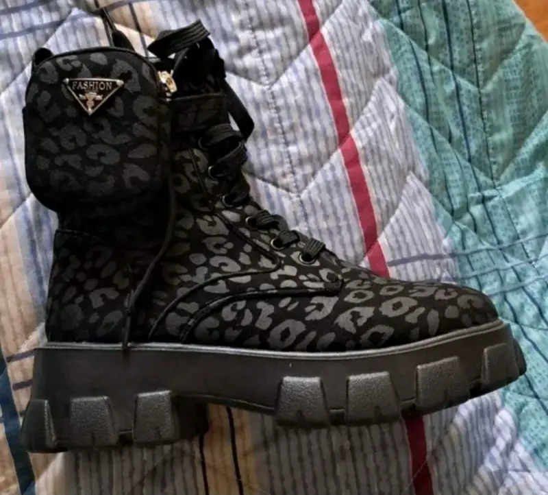 Botas negras con estampado - 2