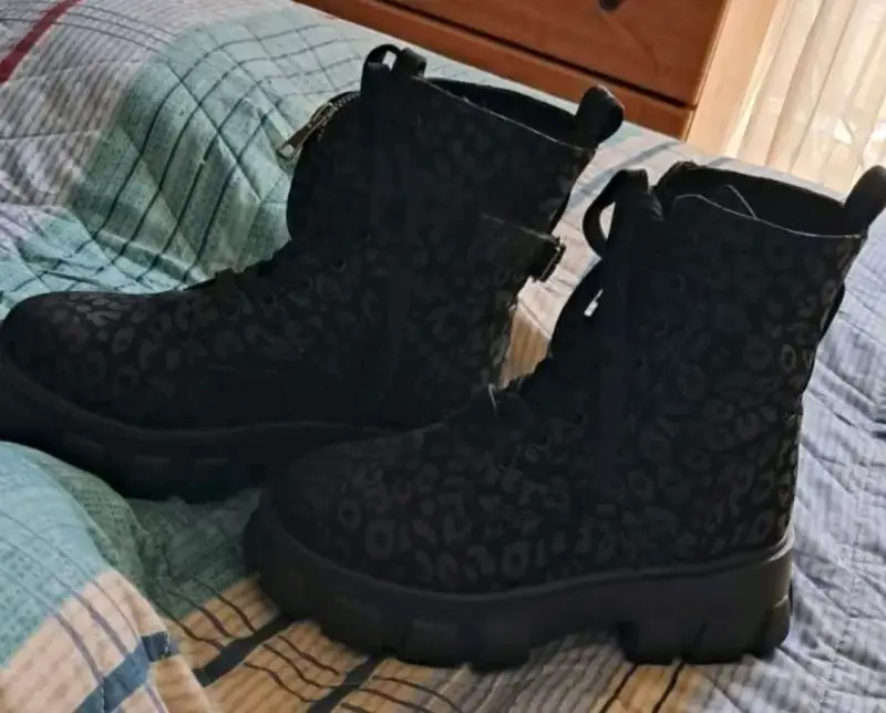 Botas negras con estampado - 3